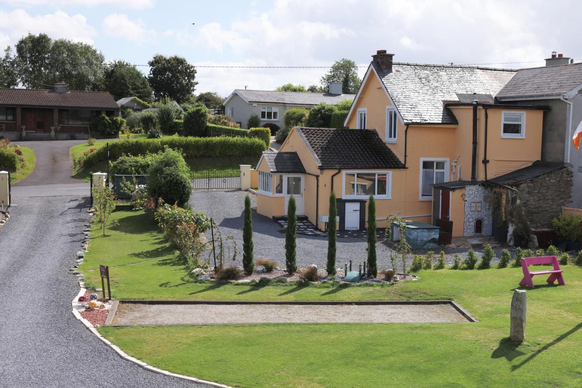 Mon Petit - And House In Couette-café